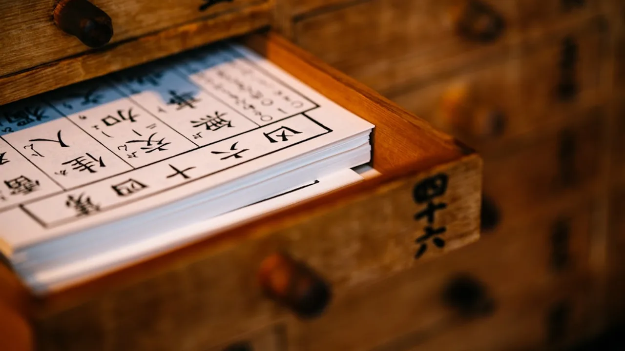 中藥行的木製藥櫃抽屜半開，裡面放著一疊印有中文字的紙張